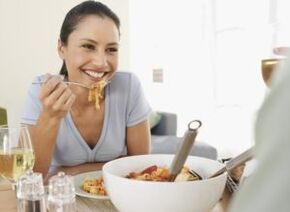 Девушка кушает